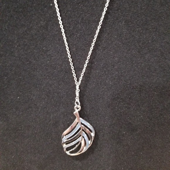 NWT Paparazzi Silver and Blue Feather Long Necklace and Earring Set - Picture 1 of 2